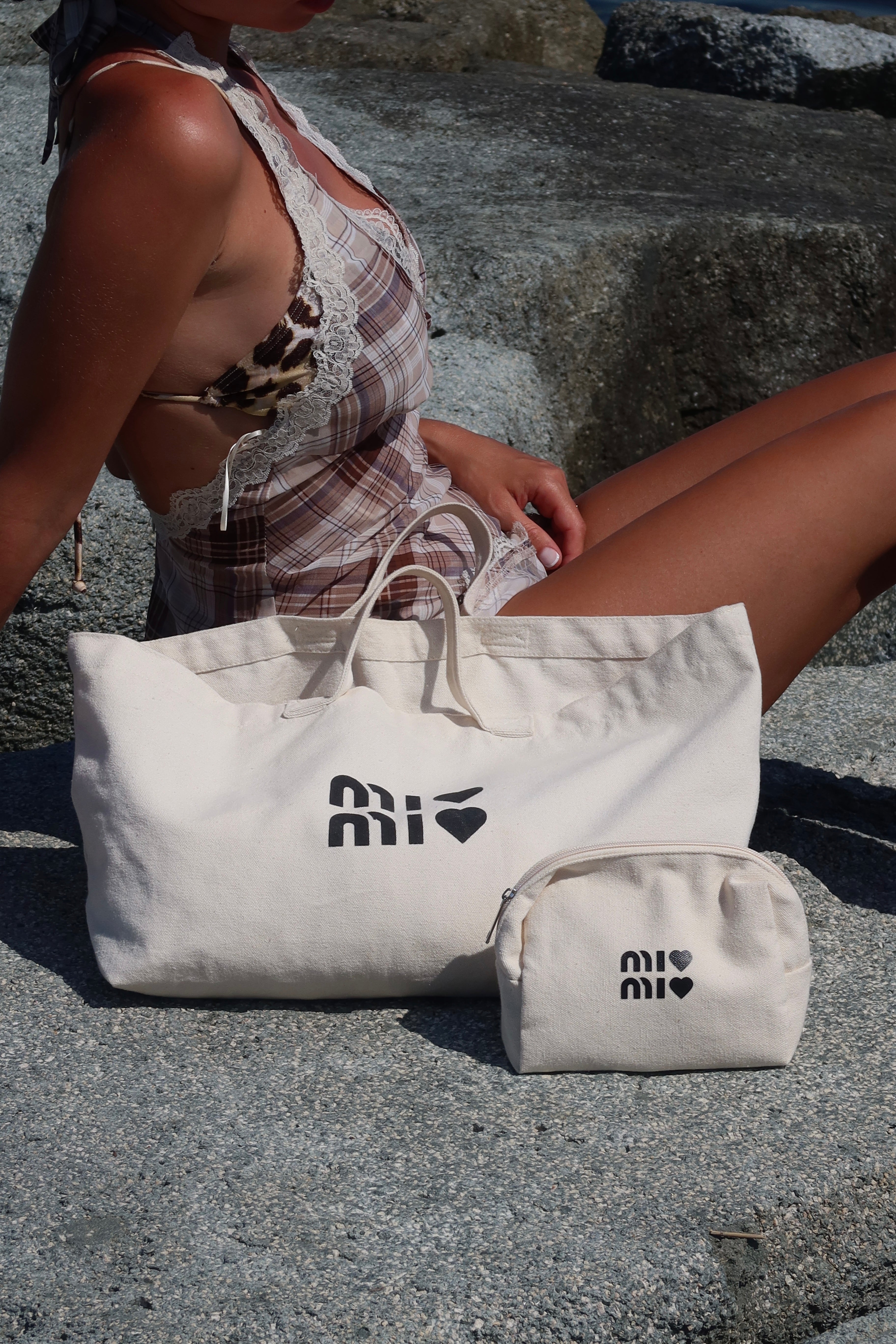 Mi🖤 Mi🖤 Medium Beauty Bag